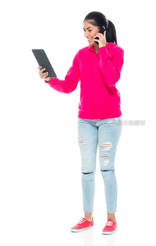 z一代女性穿着牛仔裤，用着平板电脑