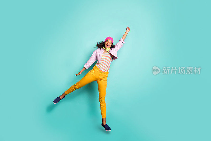 随意可爱积极漂亮的女友穿着裤子裤子条纹t恤粉色夹克帽子头饰捕捉空的空间跳跃拿着阳伞孤立的蓝绿色生动的颜色背景