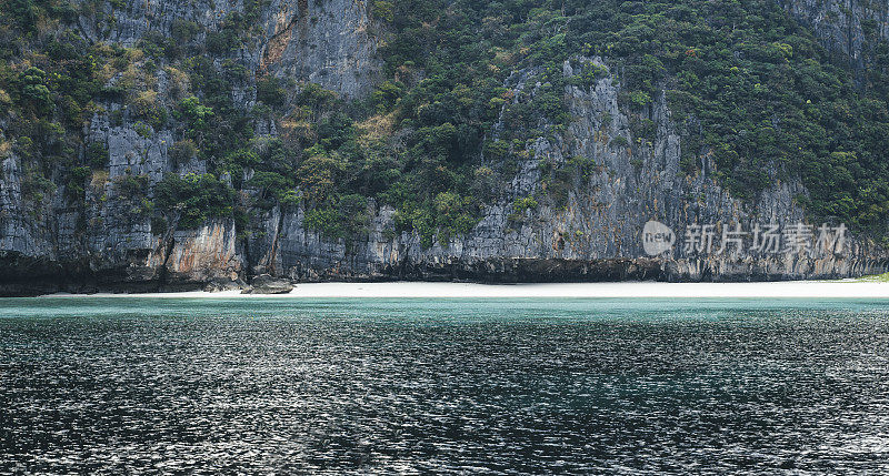 泰国皮皮群岛隐蔽的热带海滩