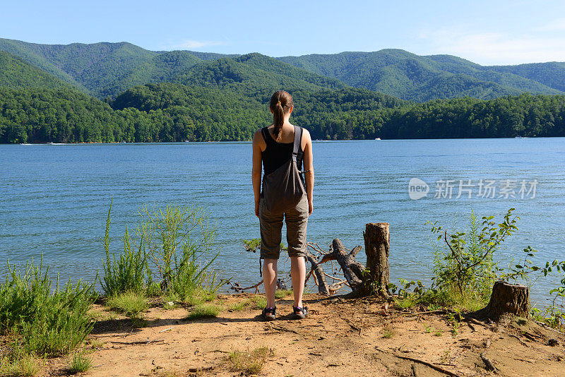 一个年轻女子独自站在那里望着瓦托加湖