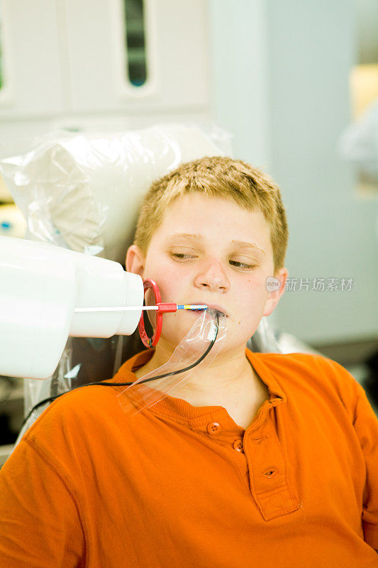 男孩在看牙科x光设备