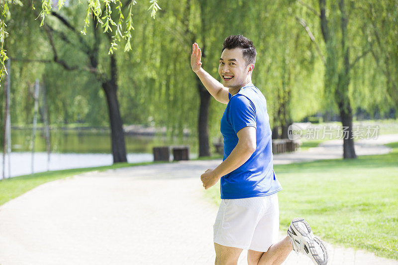 年轻男子在公园慢跑健身