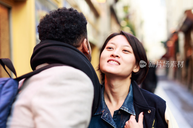 年轻人在巴黎街头接吻