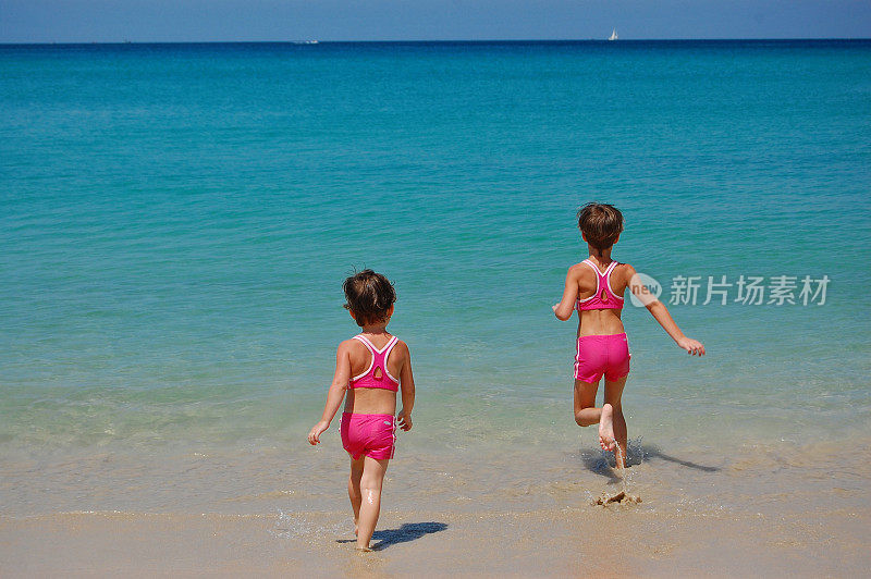 两个小女孩奔向大海