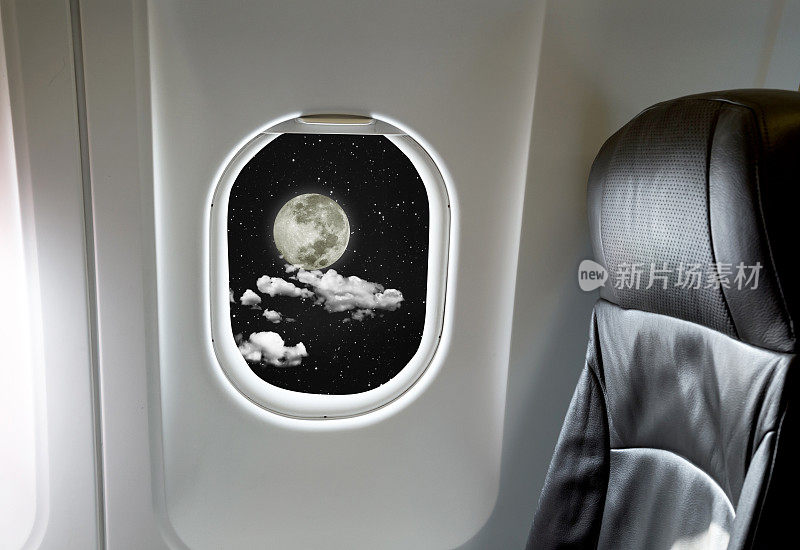 月球通过飞机窗户进入喷气发动机
