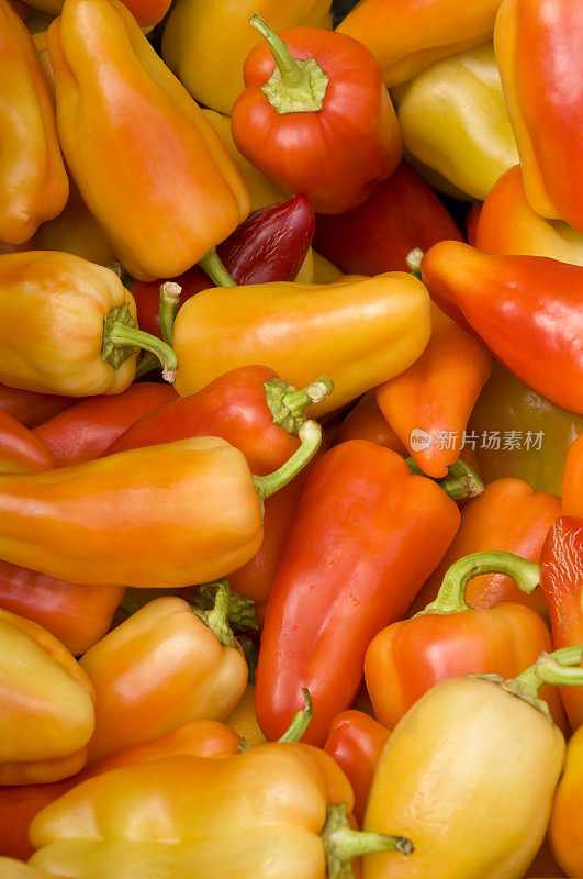 许多彩色的辣椒