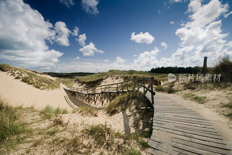 穿越沙丘和广阔的天空