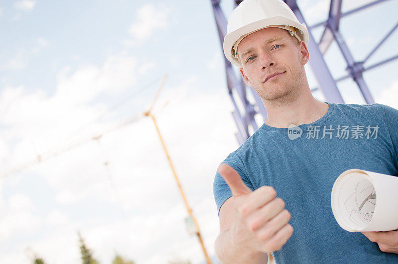 建筑工人竖起大拇指