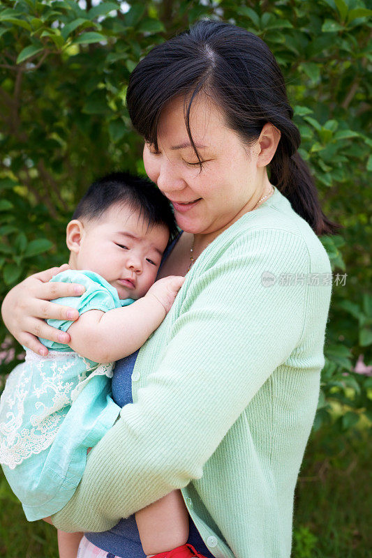 母亲和婴儿在户外