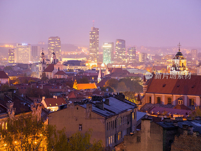 维尔纽斯，立陶宛的首都，夜色中的秋色