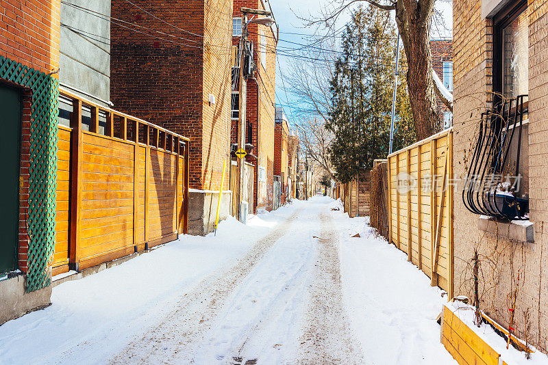 白雪覆盖的小巷与建筑在高原蒙特皇家蒙特利尔