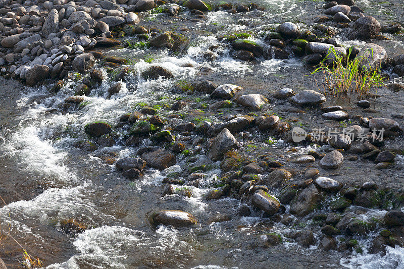 河流蜿蜒穿过岩石