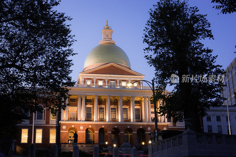 晚上在马萨诸塞州波士顿的州议会大厦