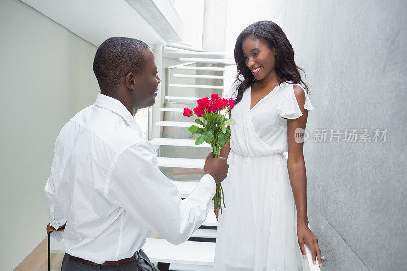 男子向他美丽的女友献上红玫瑰