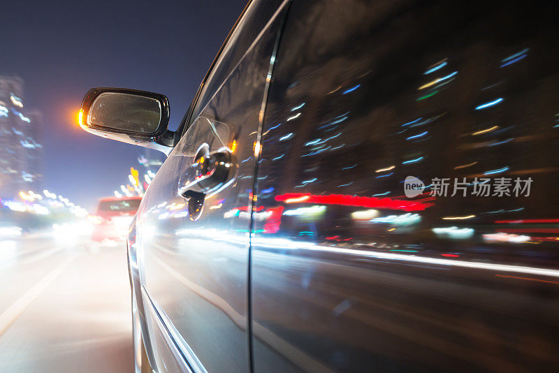 汽车在道路上的运动模糊背景