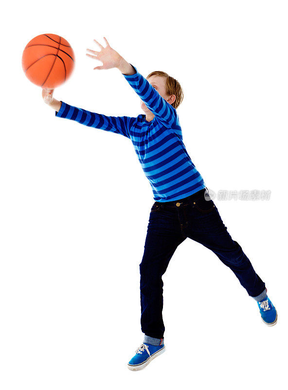一个男生在空中疯狂地跳跃去接飞来的篮球