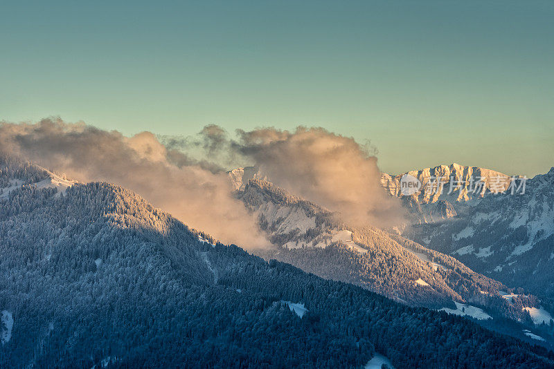 冬季景观与云彩在山上