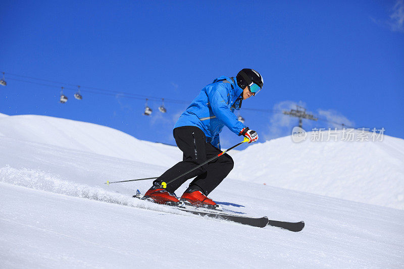 漂亮的老年人滑雪滑雪在阳光明媚的滑雪胜地