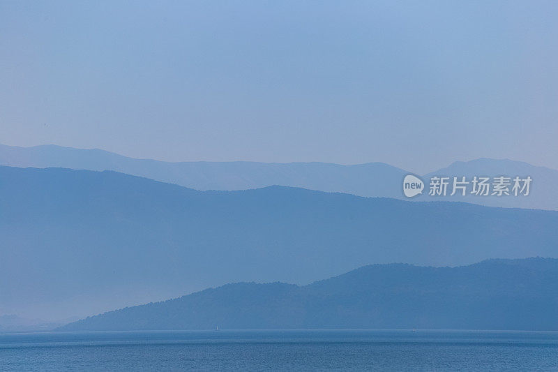 希腊科孚岛的海景和阿尔巴尼亚山的剪影