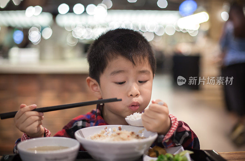 幼儿在室内进食