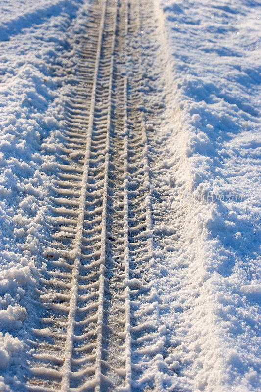 雪地上的轮胎印