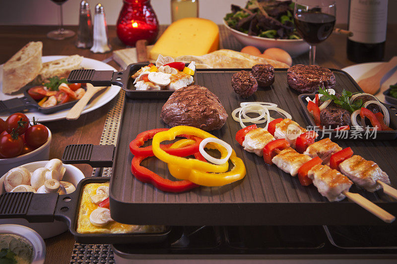 Raclette桌面烤架或荷兰变体“gourmetten”