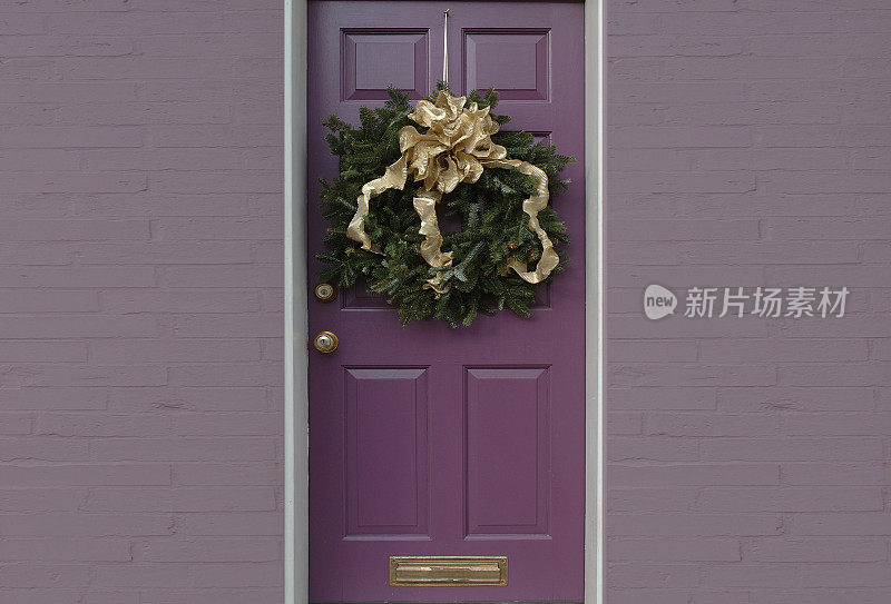 紫色的圣诞门和没有红色