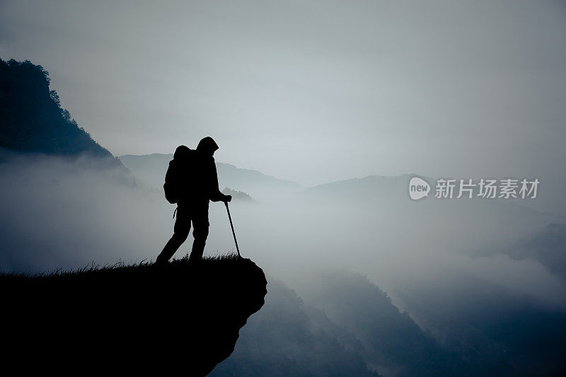 登山男子在山上的剪影