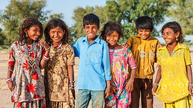 一群快乐的印度孩子，沙漠村庄，印度