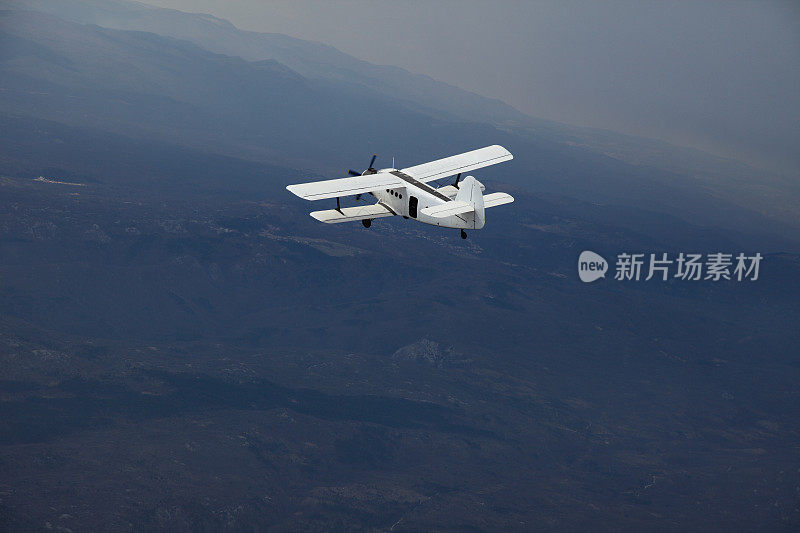 老式双翼飞机在天空中飞行