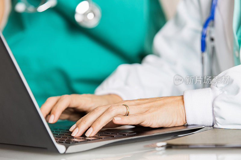 医生在医院用笔记本电脑打字
