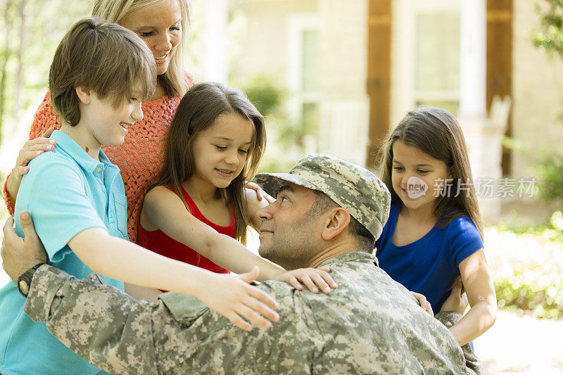 美国退伍军人受到家人的欢迎。妈妈,孩子。首页