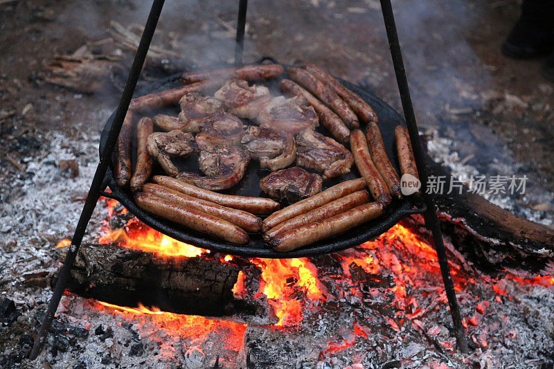 在户外电炉上烤肉