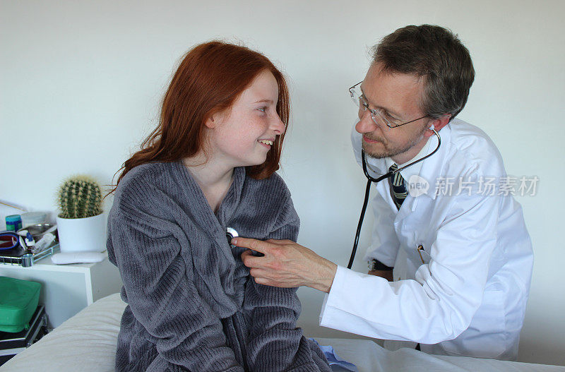 医院医生用听诊器，听着女病人的心跳