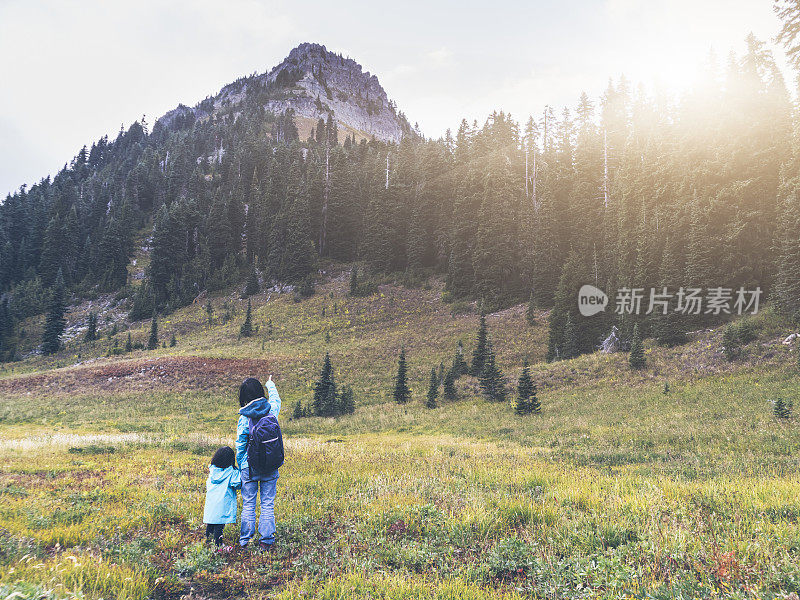 母亲和女儿在雷尼尔山徒步旅行