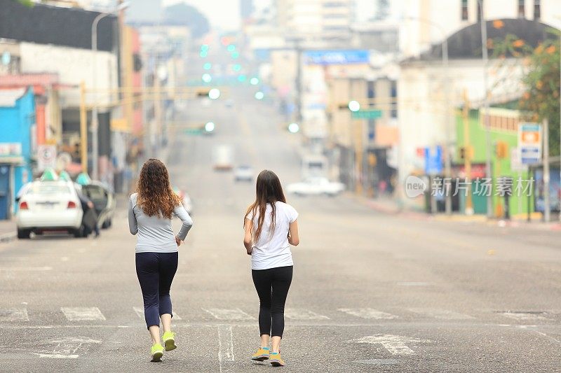 在城市里跑步的女运动员
