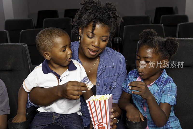 看电影的非裔美国人家庭
