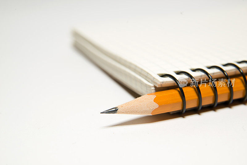 笔记本和黄色铅笔在白色的上面