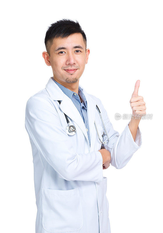 一名中国男医生竖起大拇指