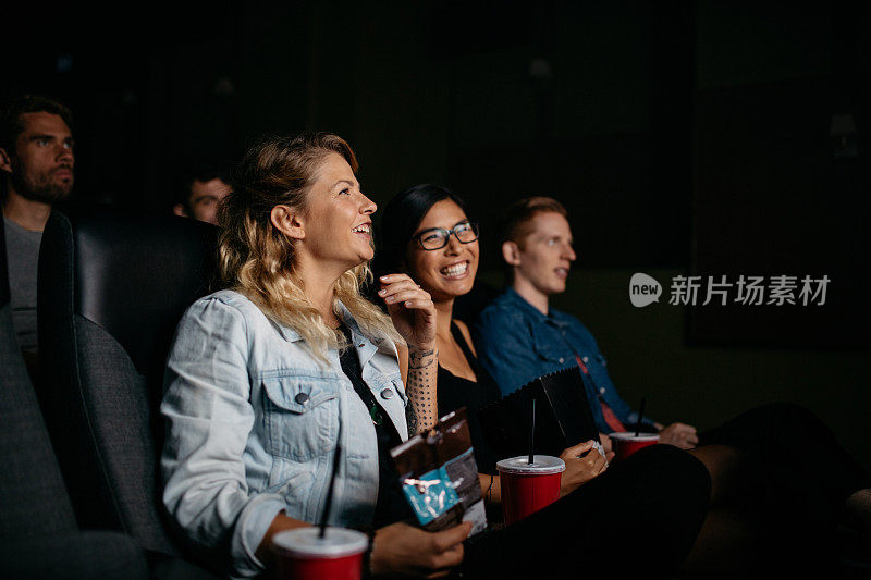 快乐的年轻人在电影院看电影