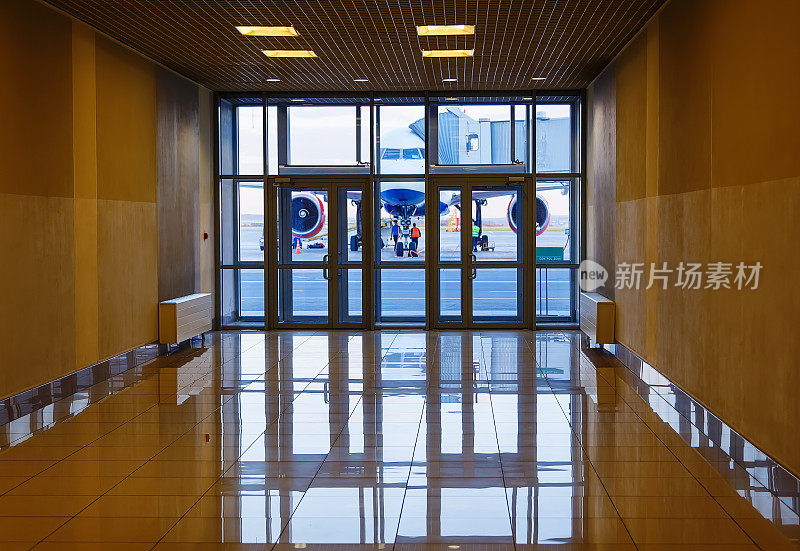 通过登机口窗口停在上海机场。