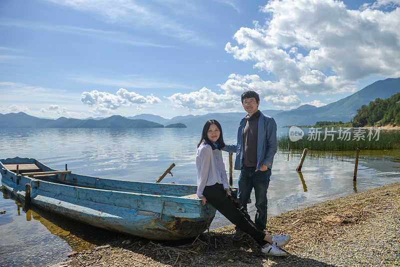 中国丽江泸沽湖海滩上的一对年轻夫妇