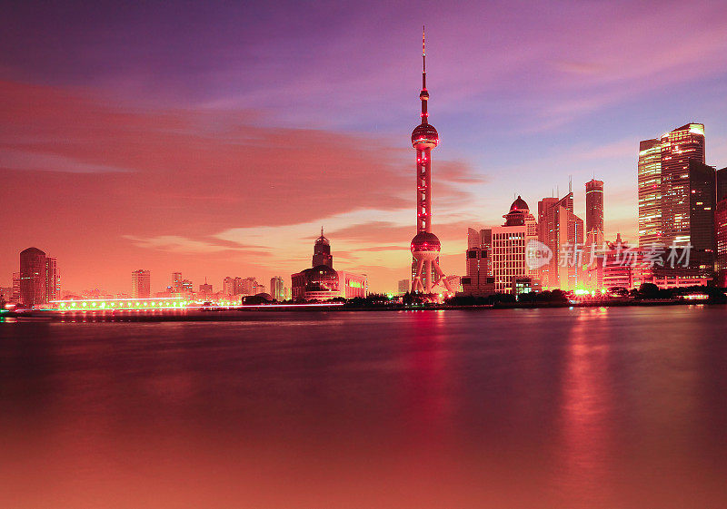 上海外滩的日出天际线