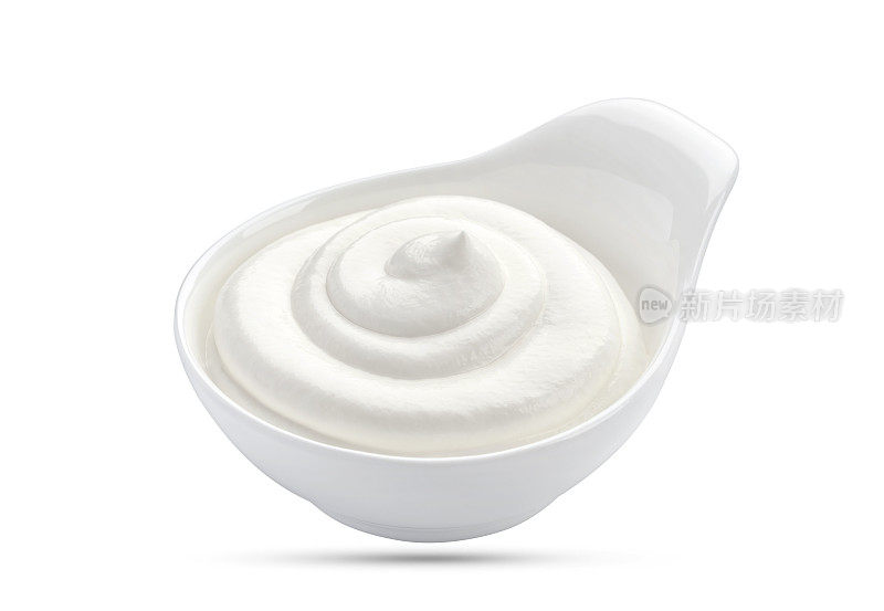 酸奶油在碗孤立的白色背景