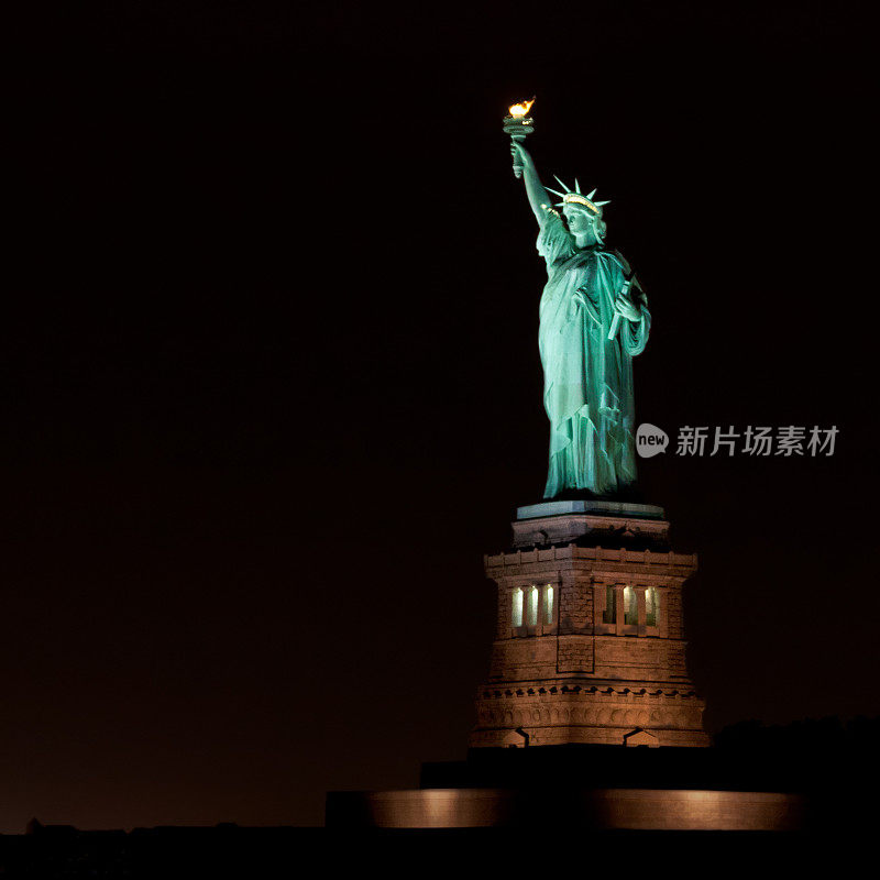 纽约自由女神像之夜。