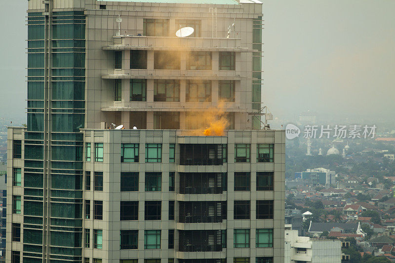 在摩天大楼上进行消防演习。