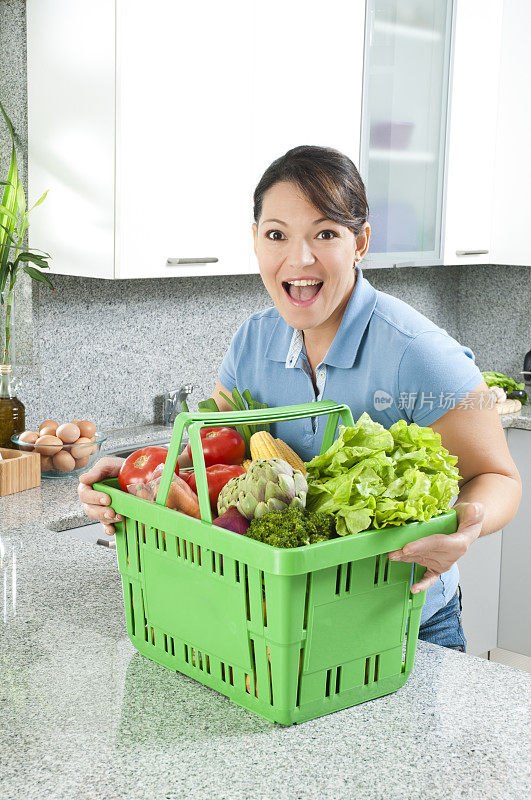 拿着蔬菜篮子的女人