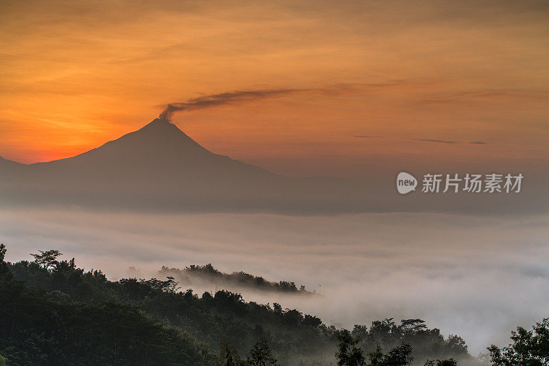 在印度尼西亚爪哇的默拉皮火山上空，雾气蒙蒙的日出