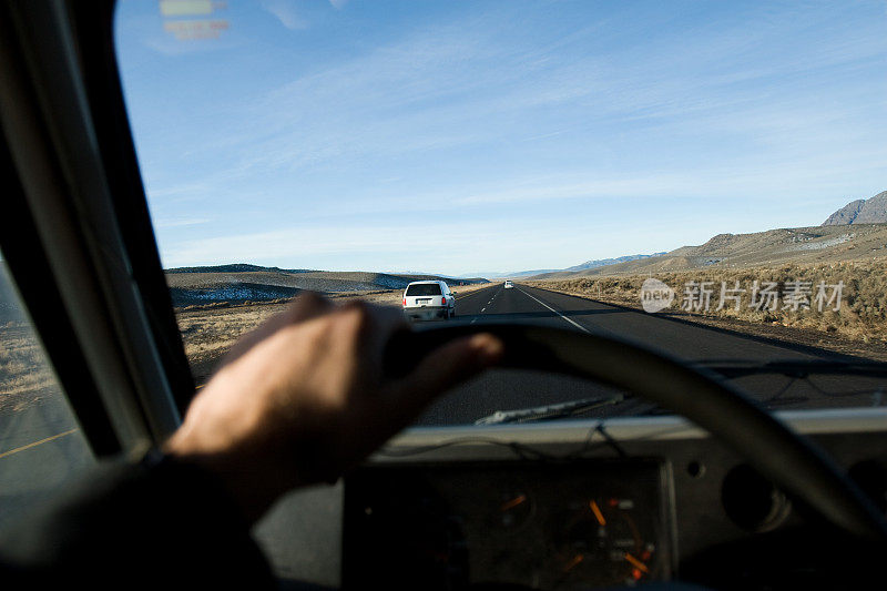 在开阔的道路上开车