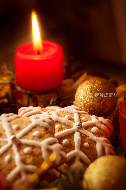 星星形状的饼干装饰像雪花在烛光下